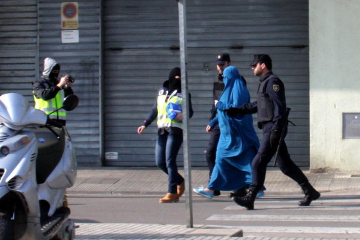 Una de les detingudes en l’operació contra el gihadisme, aquest divendres a Malgrat.