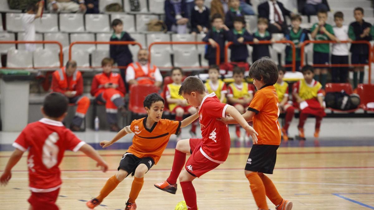 Niños jugando al fútbol.