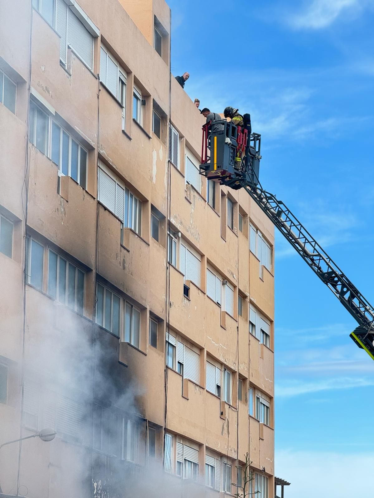 Las imágenes del incendio en los apartamentos Don Pepe de Ibiza
