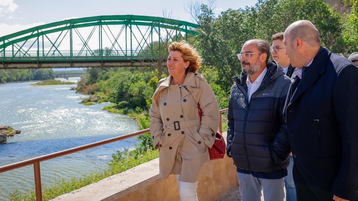 El socialista Javier Lambán durante su visita de este domingo a la localidad de Gallur, con el Ebro al fondo.