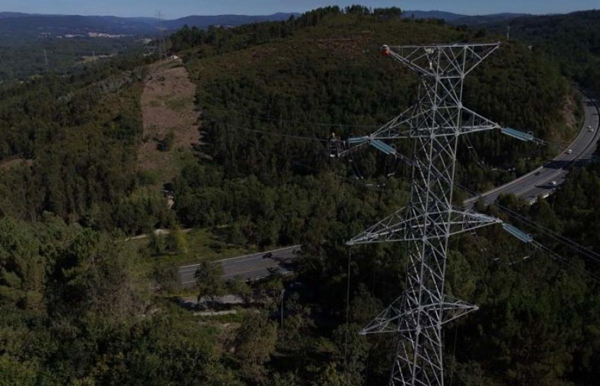 Línea eléctrica de Lousame a Tibo.