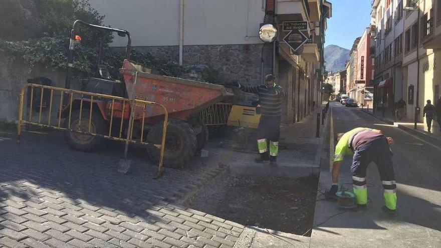 Trabajos de urbanización en la Calzada de Ponga de Cangas de Onís, ayer.