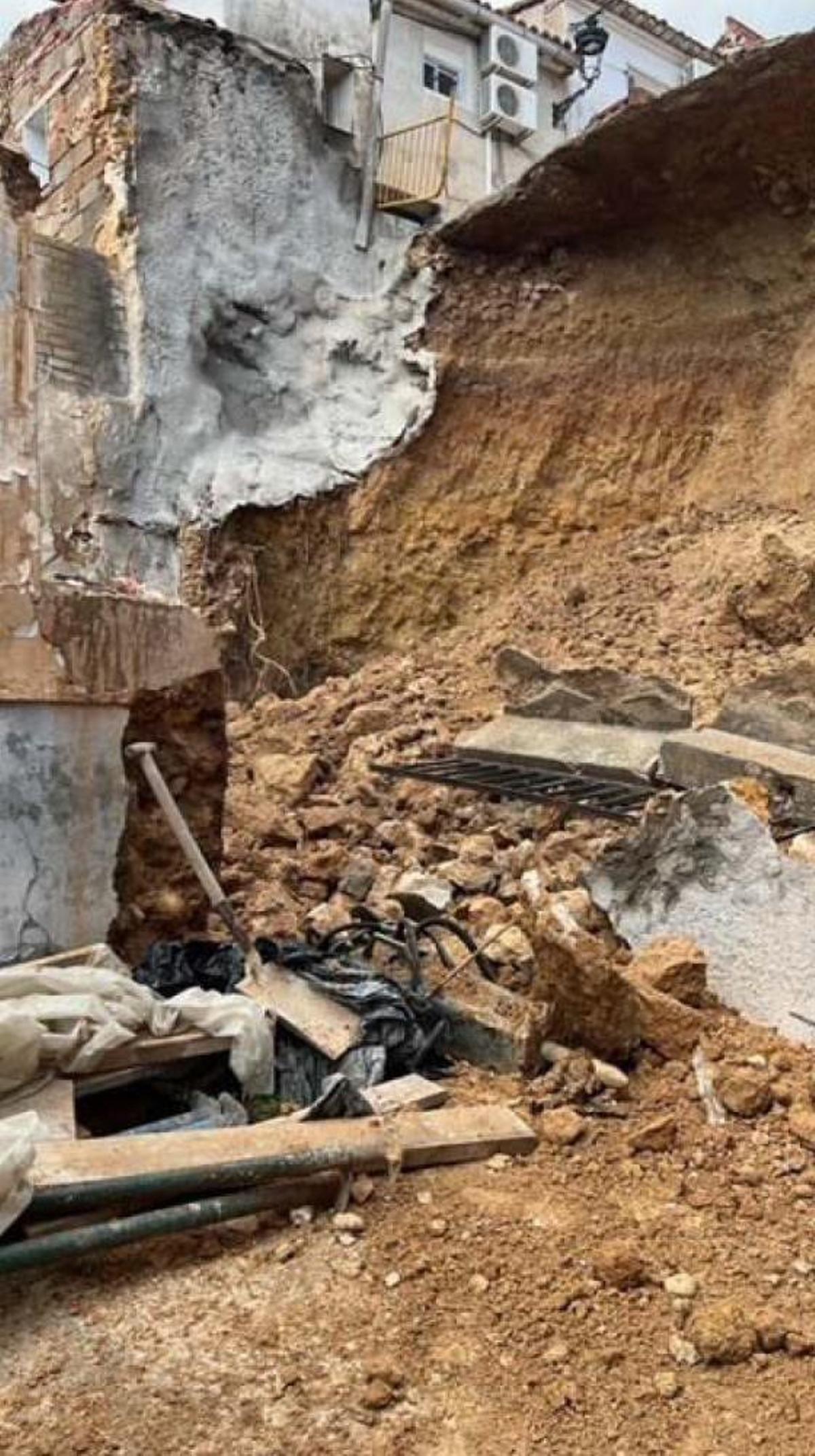 Talud desprendido en Navarrés que será reparado de urgencia por la Diputació de València.