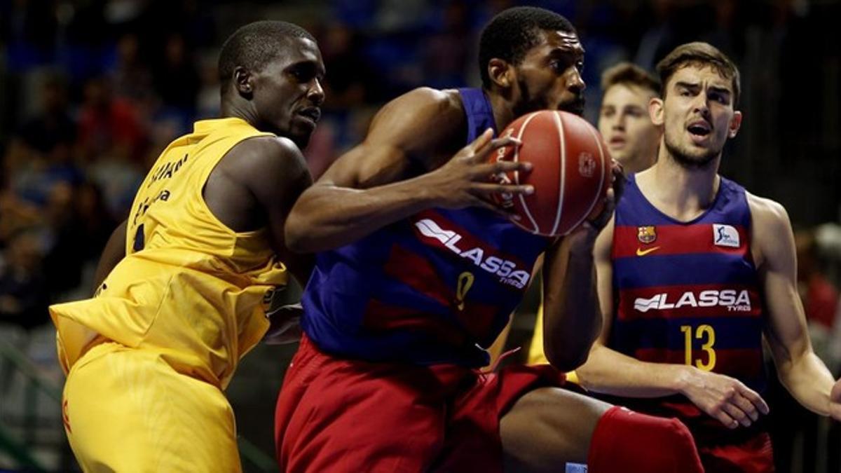 Lawal trata de penetrar ante Savane, en Málaga.