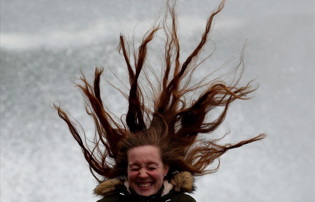 Una joven en el Peine del Viento de San Sebastián.