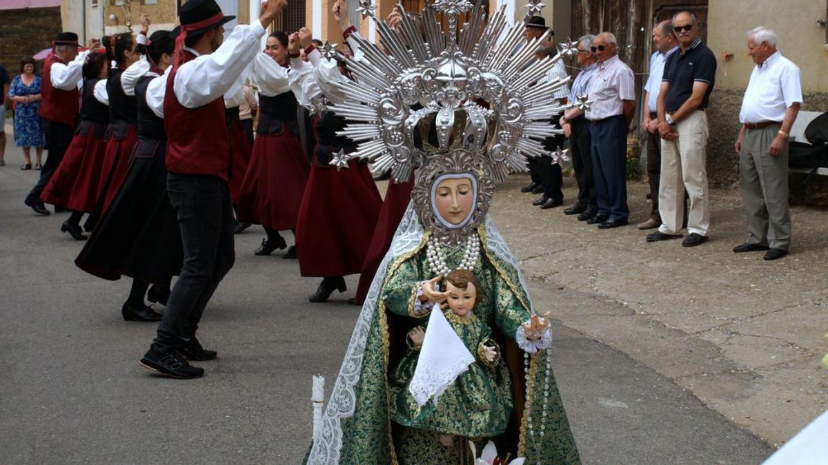 Virgen de las Nieves procesión en La Torre bailando Manteos y Monteras.