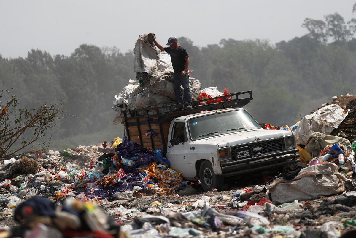 Recicladores de basura revisan montones de desechos en un vertedero de cartón, plástico y metal, que venden en turnos de 12 horas, mientras Argentina enfrenta una de las tasas de inflación más altas del mundo, que superará el 100 % este año, en Luján, el las afueras de Buenos Aires, Argentina 5 de octubre de 2022.