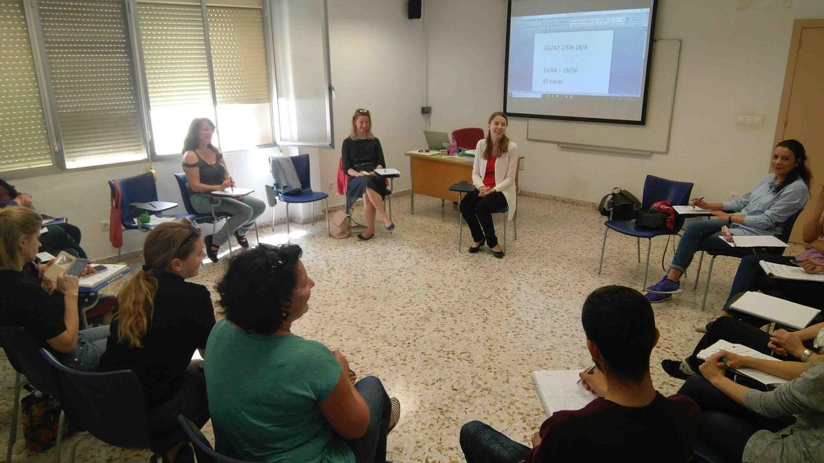 Extranjeros preparan el examen para obtener la nacionalidad española.