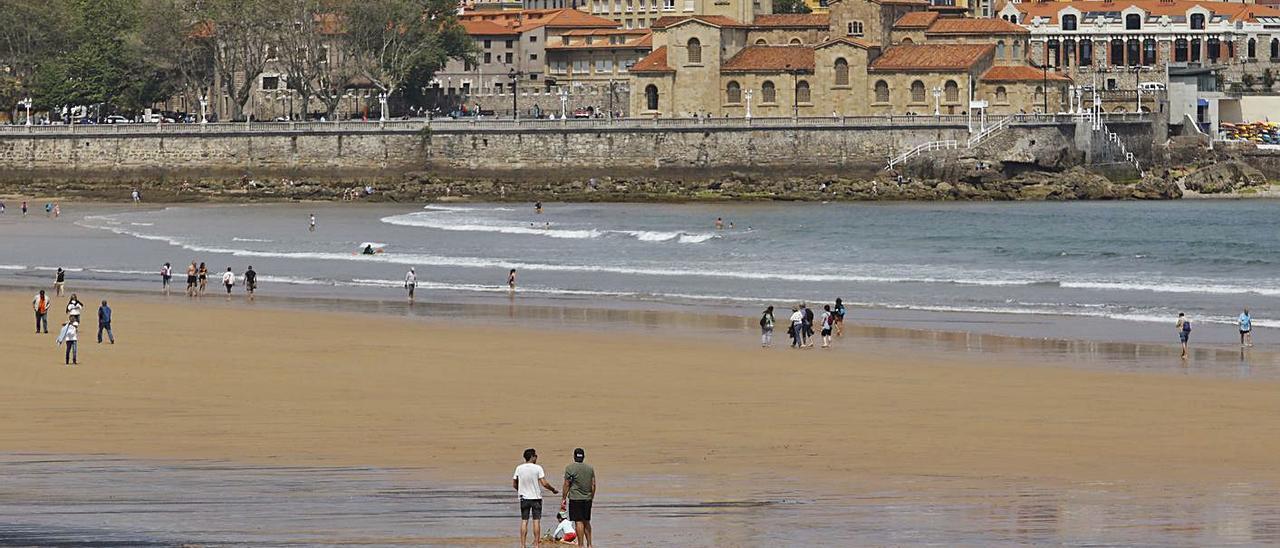 Restos de carbón en la playa de San Lorenzo. | Marcos León