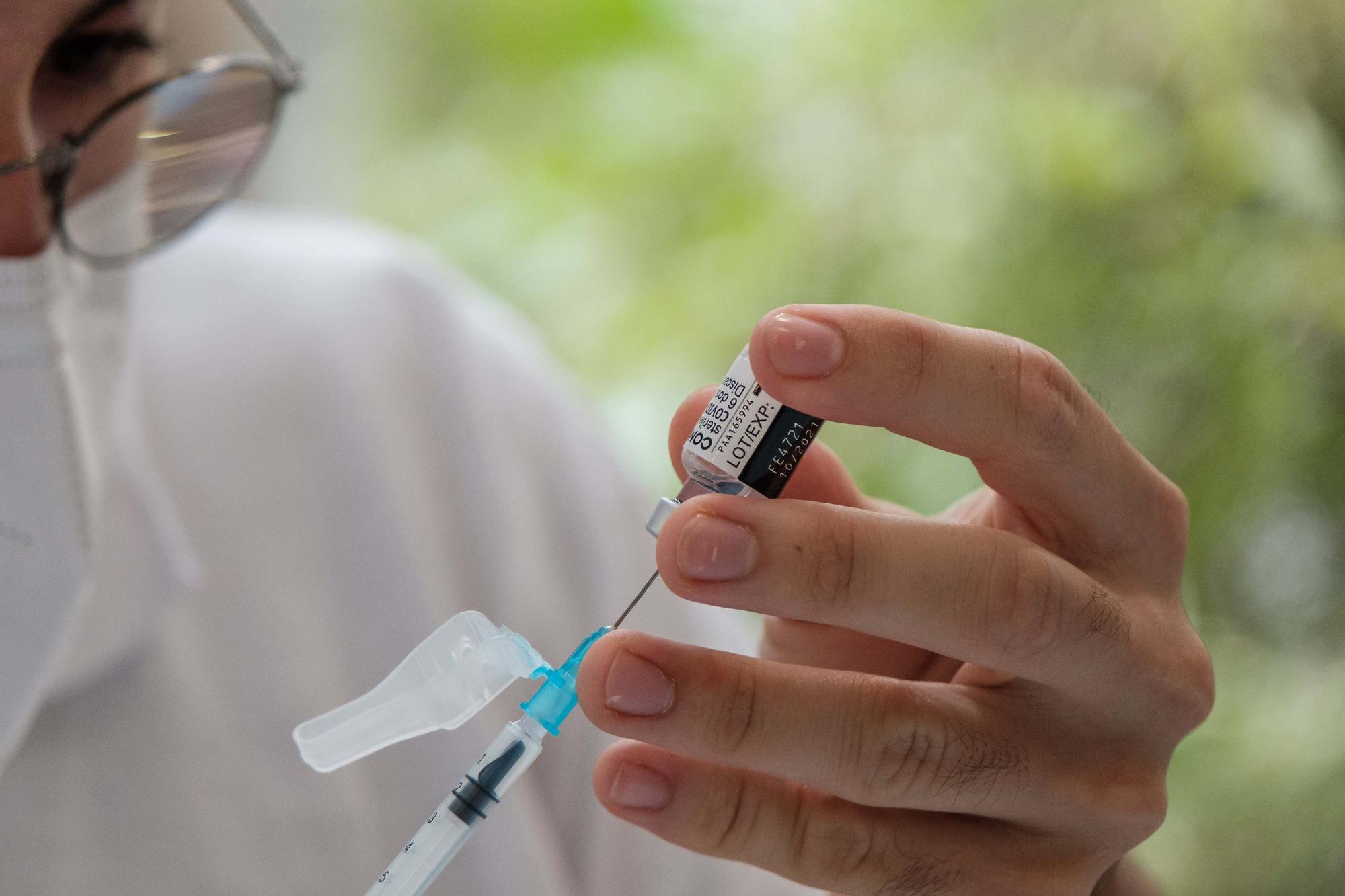 Los usuarios de residencias de Ibiza reciben la tercera dosis de la vacuna contra el covid