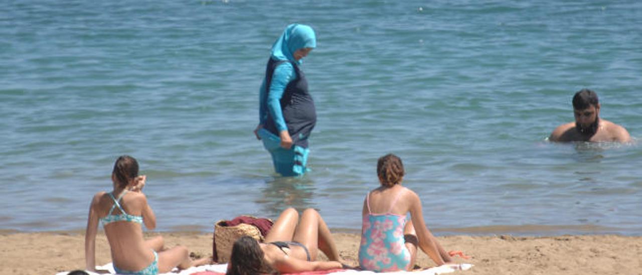 Una mujer musulma en burkini en la playa de Las Canteras.