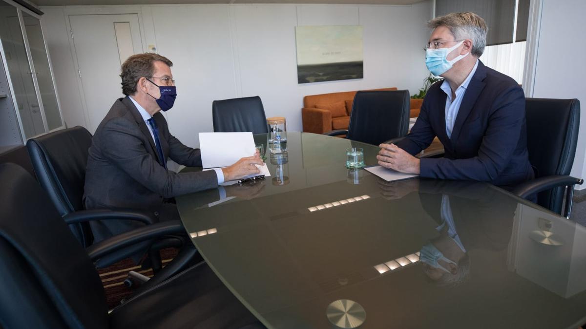 Un momento de la reunión entre Alberto Núñez Feijóo y José Cacabelos Rico, esta mañana.