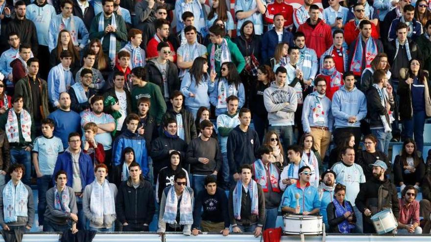 Un grupo de aficionados del Celta, durante la salida de los jugadores. // Ricardo Grobas