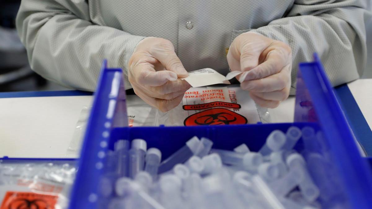 Un tècnic munta kits de proves de coronavirus en una fàbrica a Califòrnia, als EUA.
