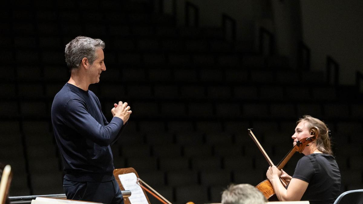 Un momento del ensayo con la Sinfónica de Tenerife con el director Lucas Macías y la solista Nadège Rochat.