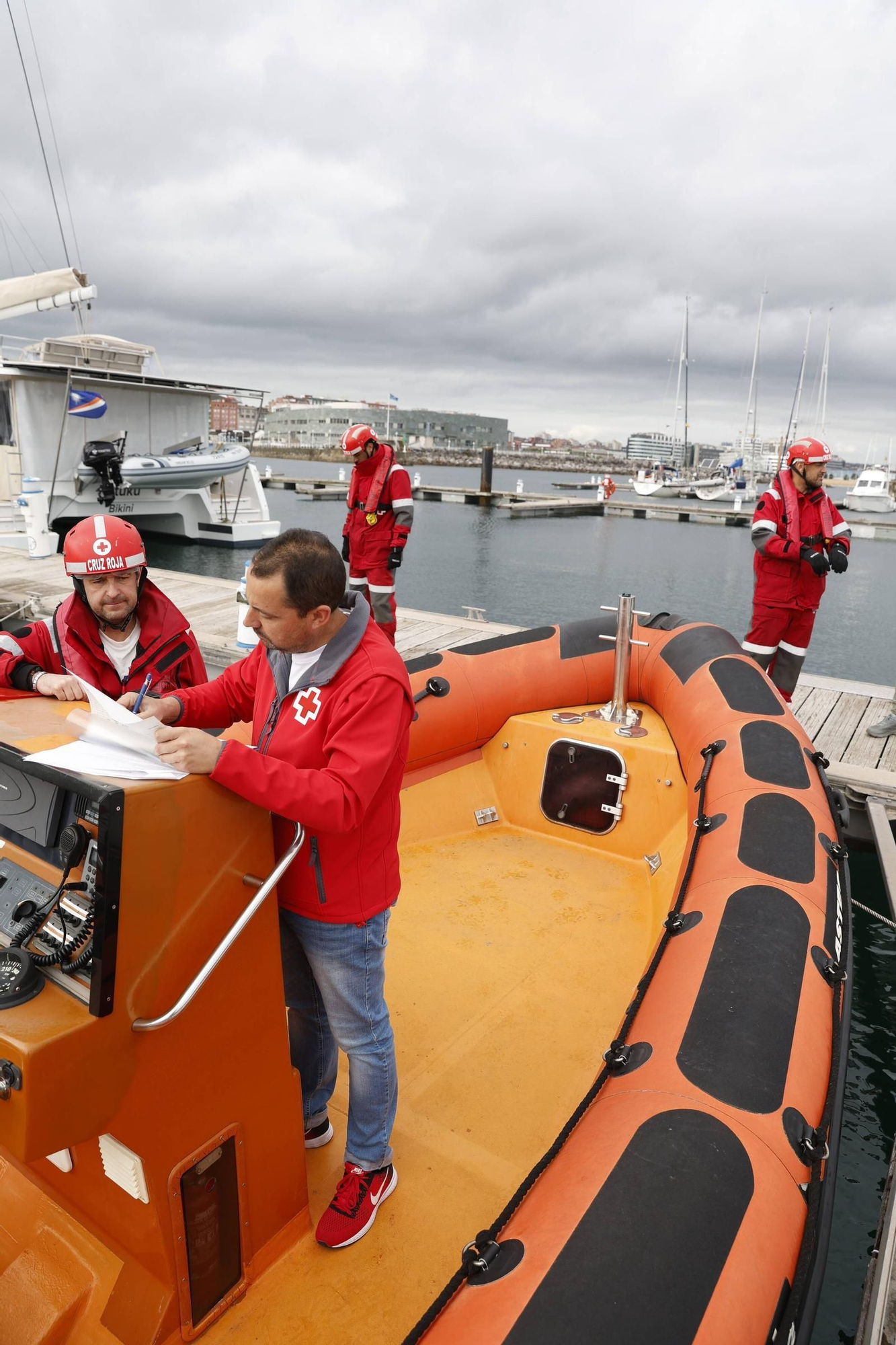 Así se controla la calidad del mar en Gijón durante la temporada de baños (en imágenes)