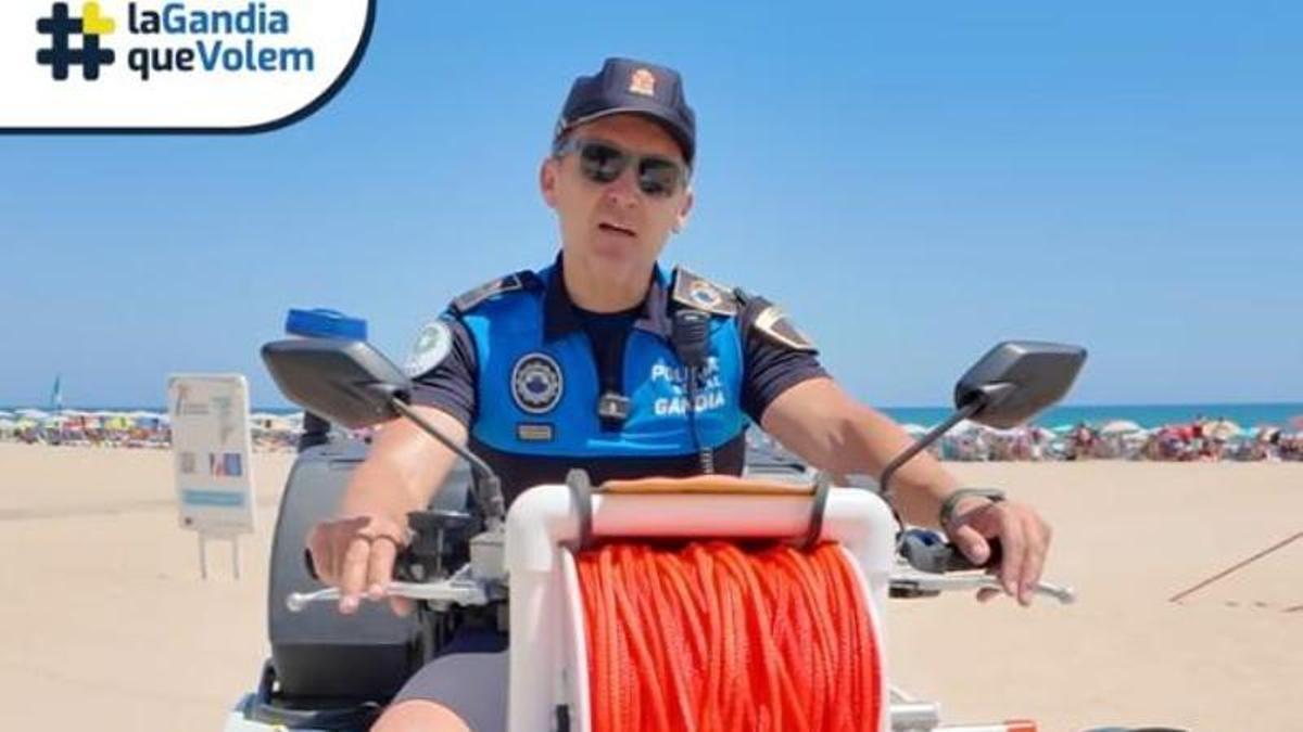 Uno de los agentes que intervino en el rescate.
