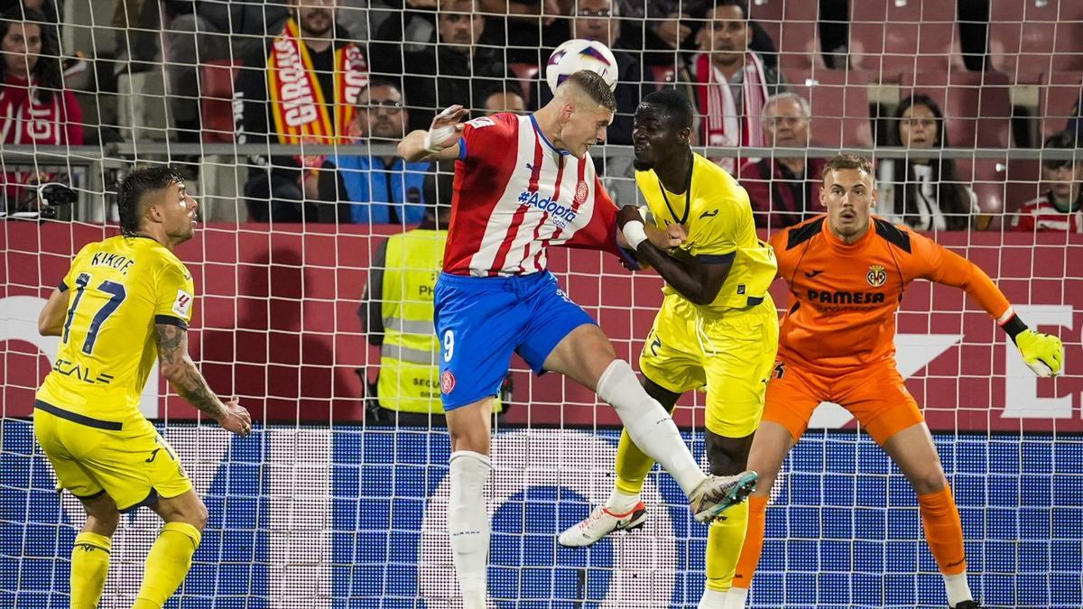 Dovbyk es agarrado por Bailly durante el Girona-Villarreal en Montilivi.