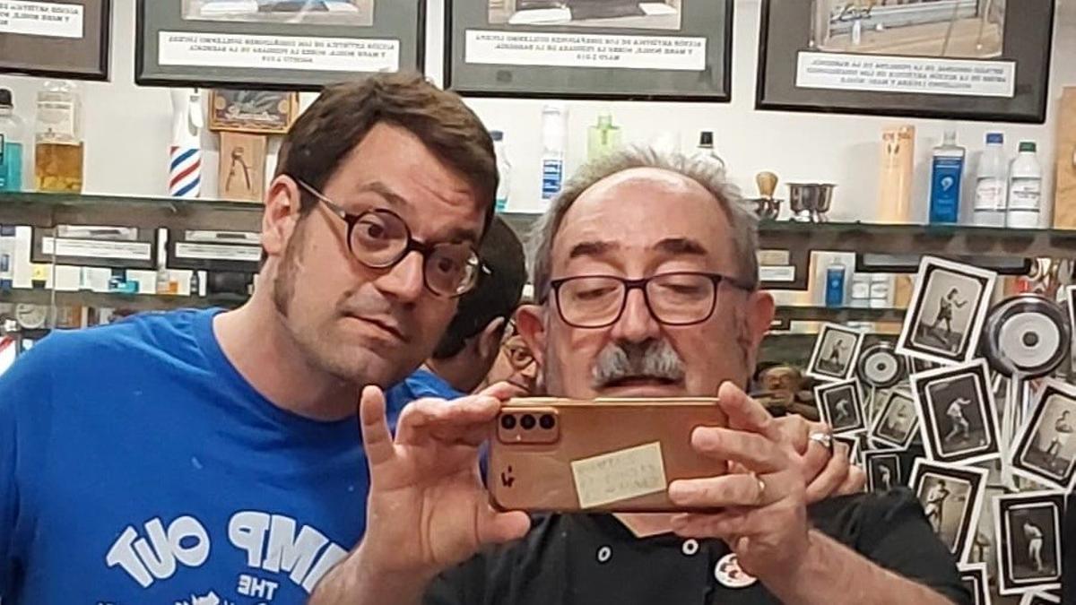 Selfi de Miqui Otero y su barbero, Juan Miguel Lucena.