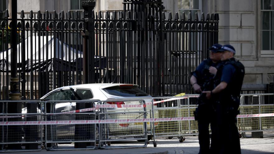 El vehicle que s'ha estavellat contra les tanques del 10 de Downing Street, a Londres