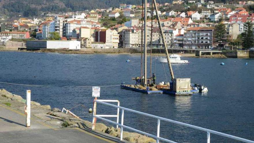 La plataforma trabajando ayer delante de la escollera del puerto buenense. // Gonzalo Núñez