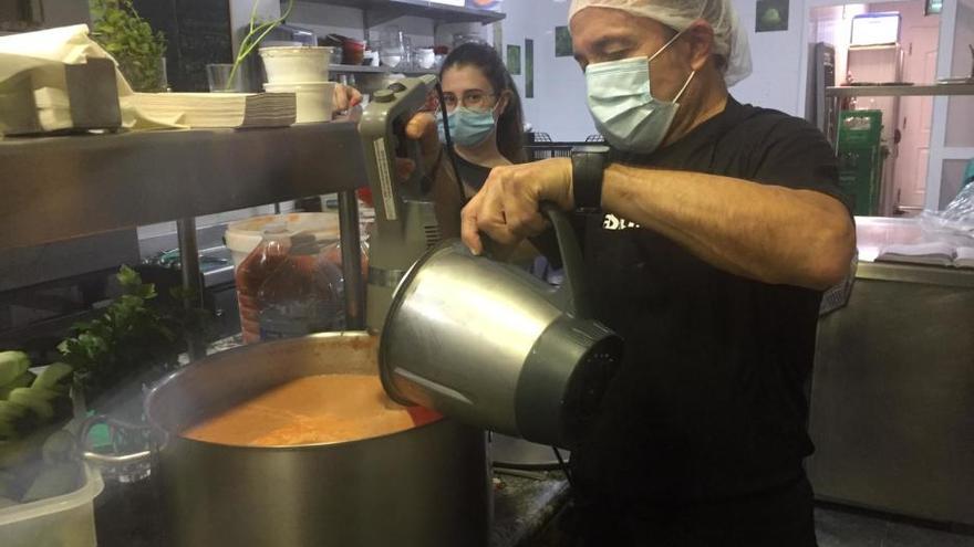 Coronavirus amb Cor reparte gazpacho andaluz para 800 personas