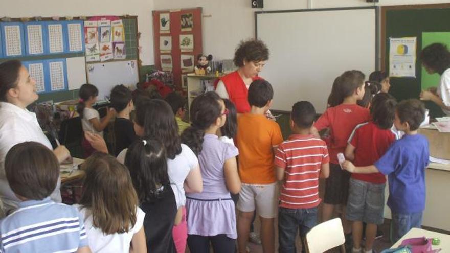 Alumnos del colegio Virgen del Canto durante el taller de reciclado.