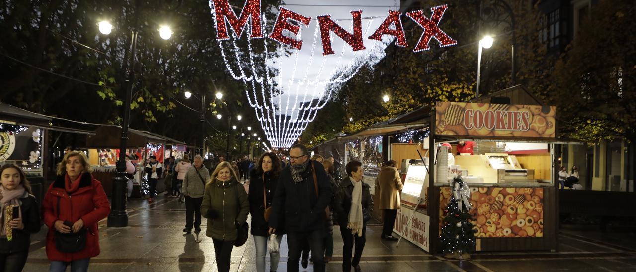 Ambiente en el mercadillo de Begoña, ayer.