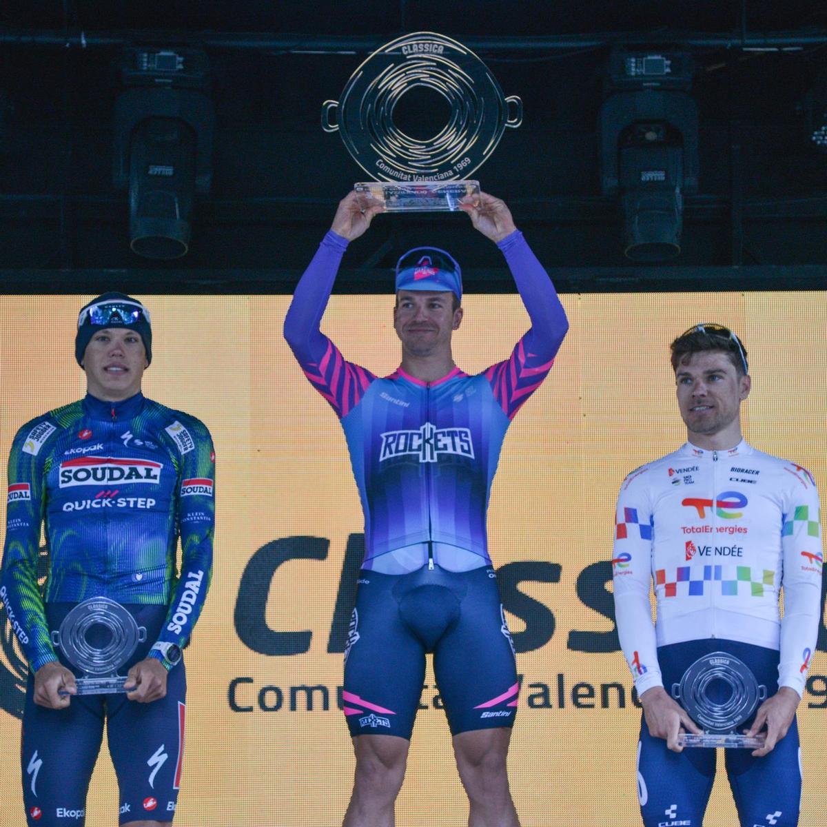 La 42ª edición de la Clàssica Comunitat Valenciana 1969 - GP València tiene vencedor: Dylan Groenewegen - Unibet Rose Rockets. El velocista neerlandés ha sido el más rápido en las calles de València y se ha impuesto a Paul Magnier (Soudal-  Quick-Step) y Emilien Jeannière (TotalEnergies) en un grupo reducido tras la aparición del viento.