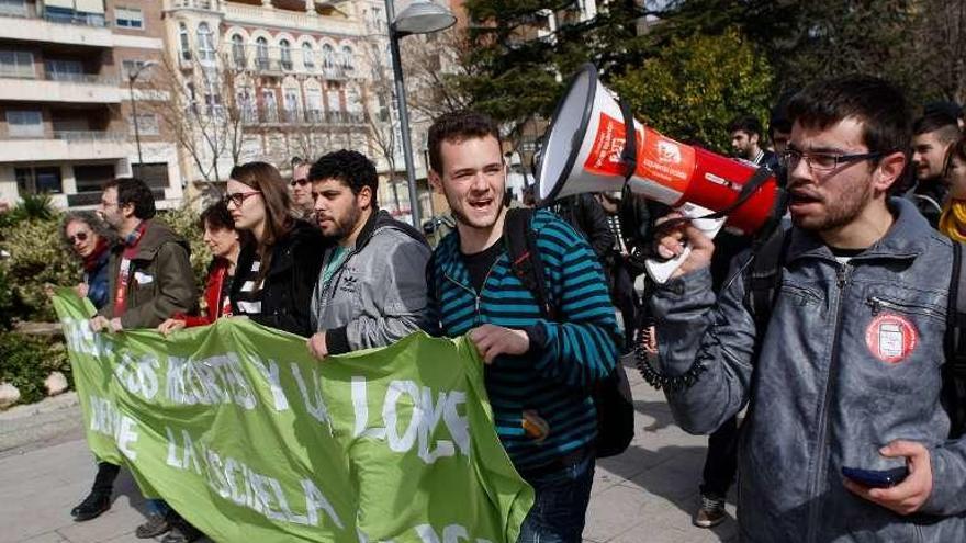 Cabecera de una manifestación estudiantil contra la Lomce.