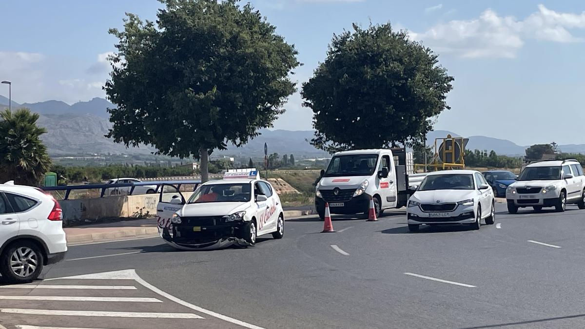 El vehículo de la autoescuela ha sufrido importantes daños en su parte frontal.