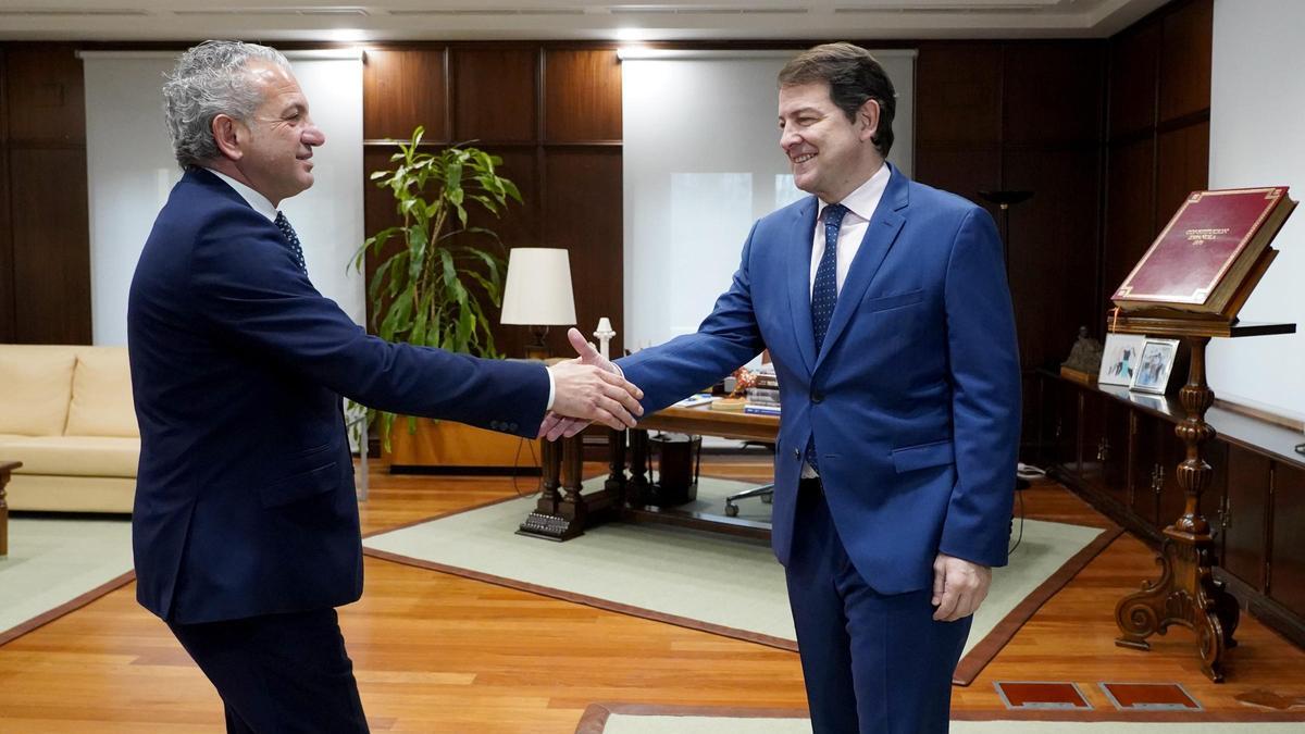 El presidente de la Junta, Alfonso Fernández Mañueco, derecha, mantiene un encuentro con el delegado del Gobierno en Castilla y León, Nicanor Sen Vélez.