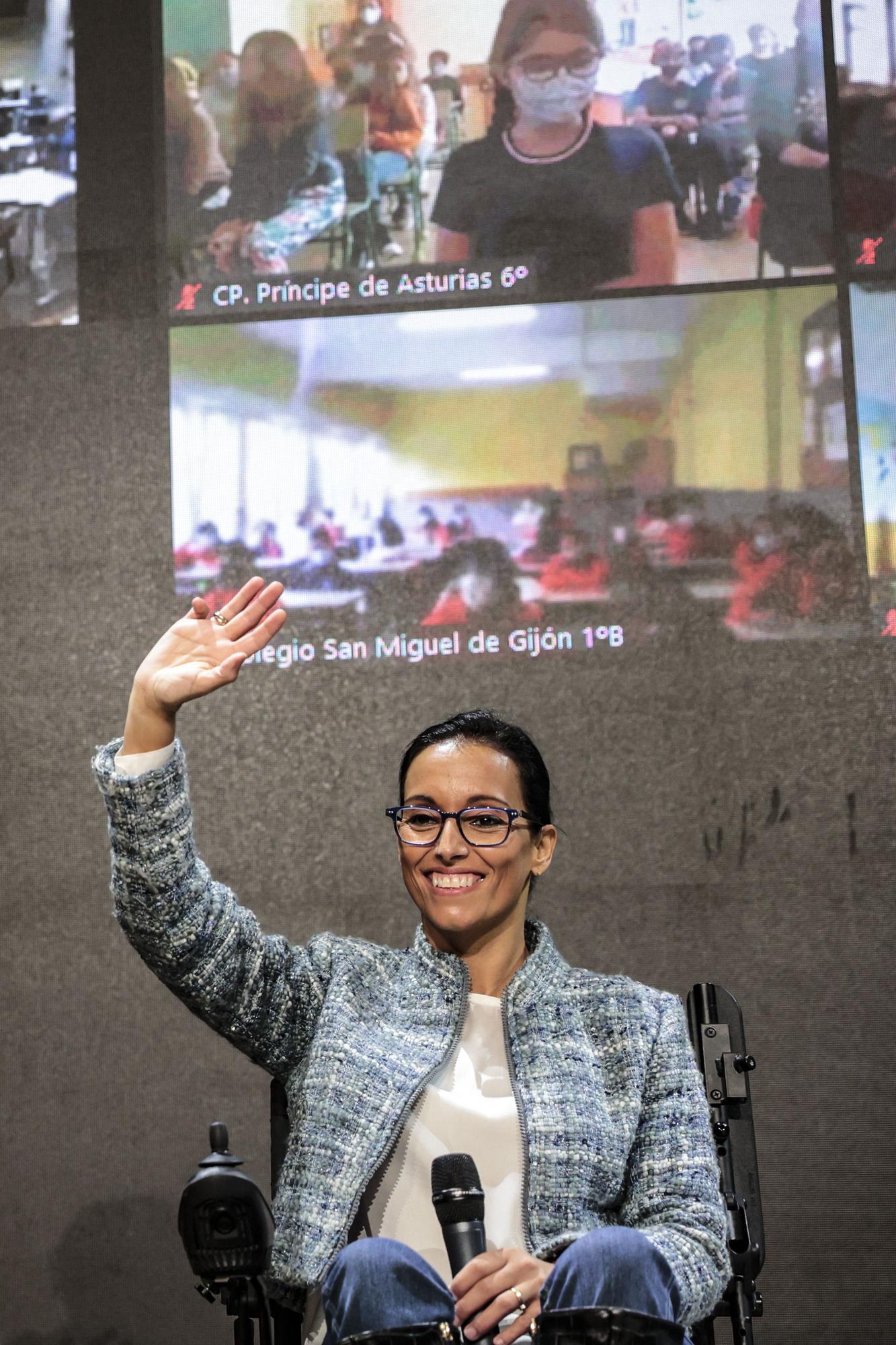 Teresa Perales, estrella en Avilés: así fue el baño de masas de la nadadora