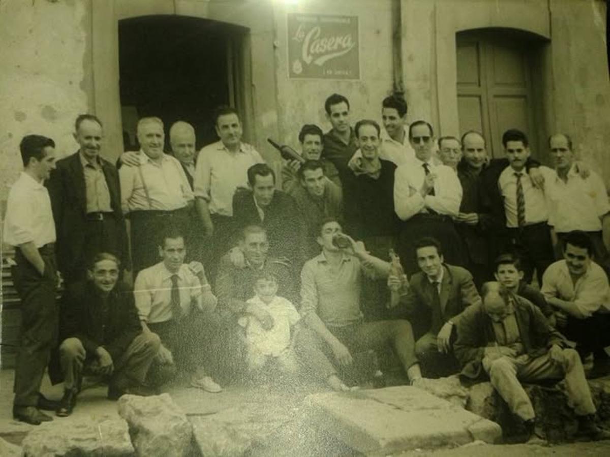 Un grupo de vecinos, a las puertas del bar Guillén.