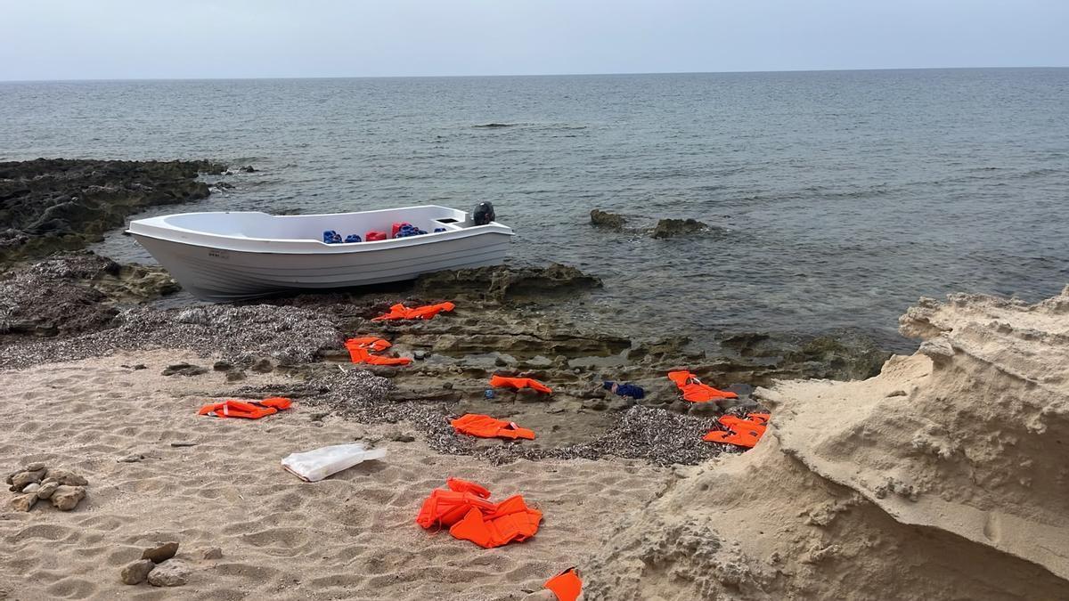 Chalecos salvavidas abandonados este lunes por migrantes en la costa de Formentera.