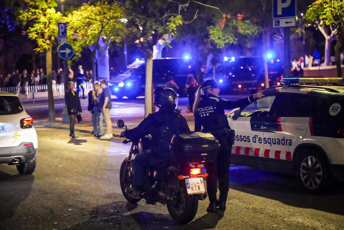 Los fans seleccionados de Rosalía esperan horas para el listening party en el MNAC, Barcelona