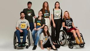 Varios modelos con las camisetas, pantalones y faldas adaptadas de la firma de las emprendedoras catalanas Marina Vergés y Carolina Asensio, Free Form Style.