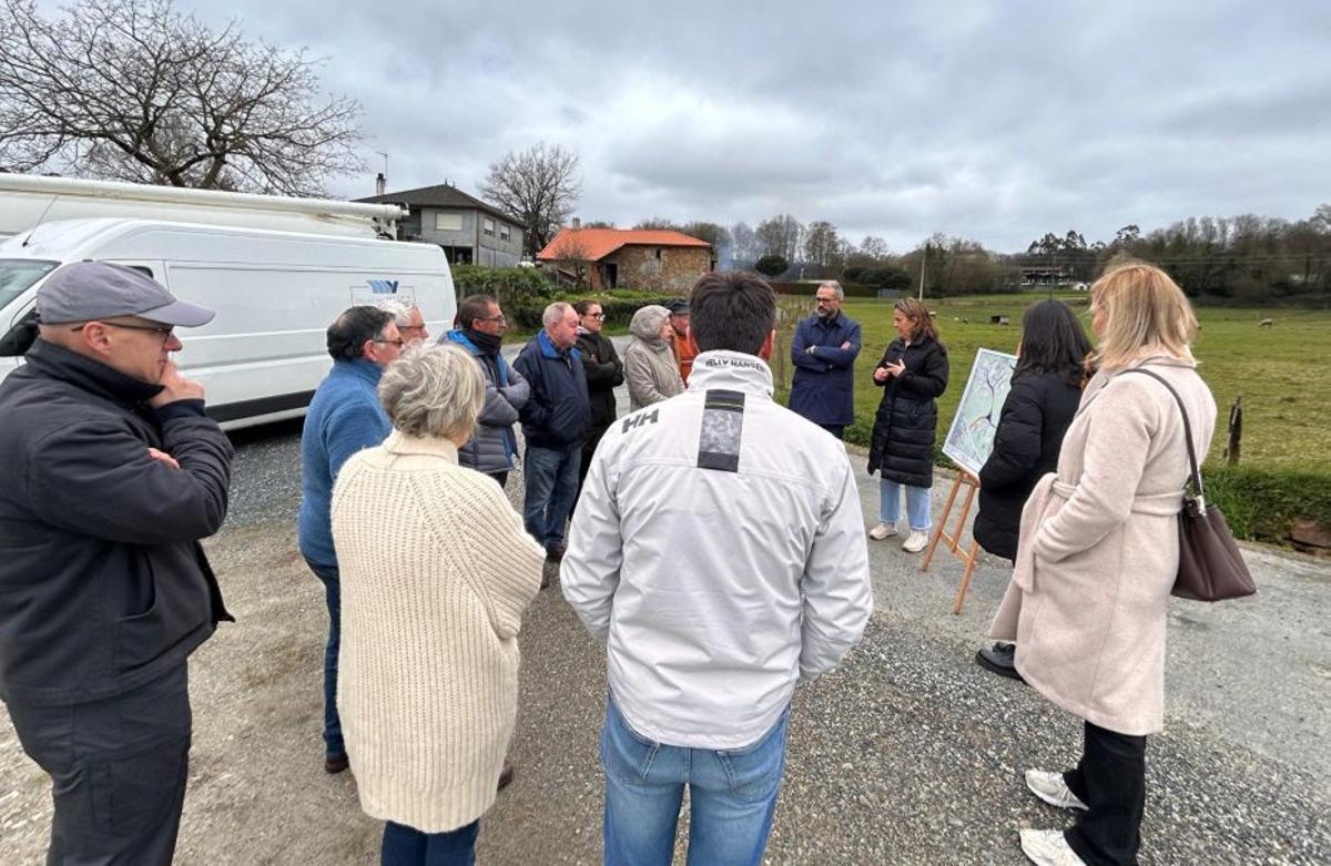 Reunión del gobierno local con vecinos de la aldea.