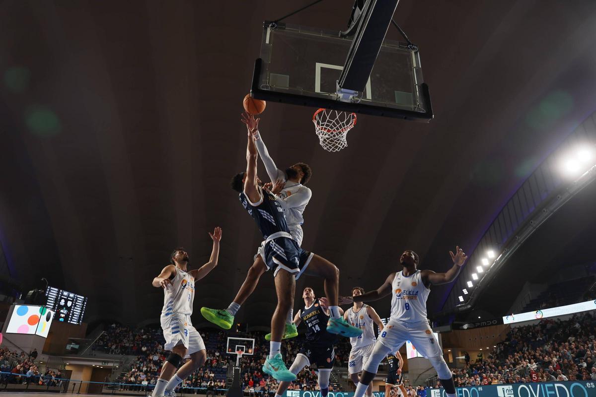 Todas las imágenes de la victoria del Alimerka Oviedo Balontesto ante el Melilla (101-70) en el Palacio de los Deportes