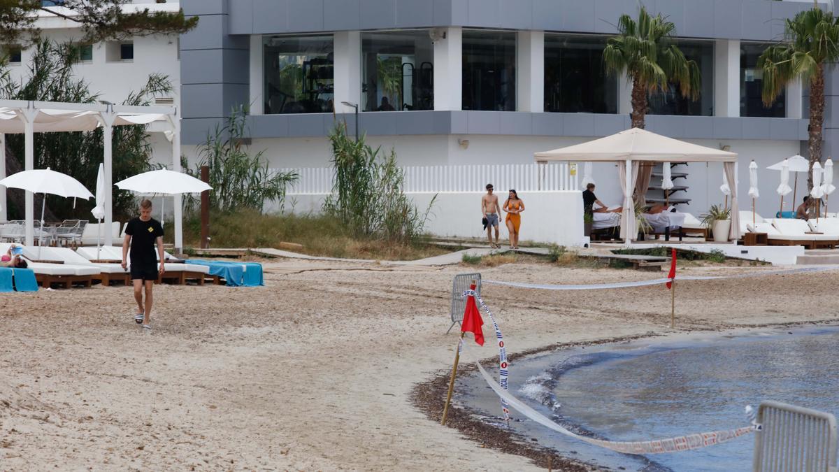 La playa de Punta Xinxó en Sant Josep con la bandera roja el pasado jueves.