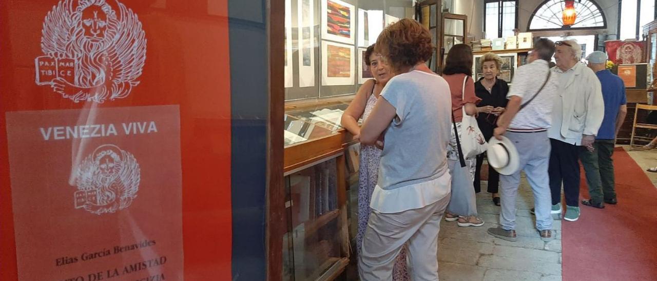 Un momento del acto de ayer en Venecia, con la portada del libro en primer plano. | LNE