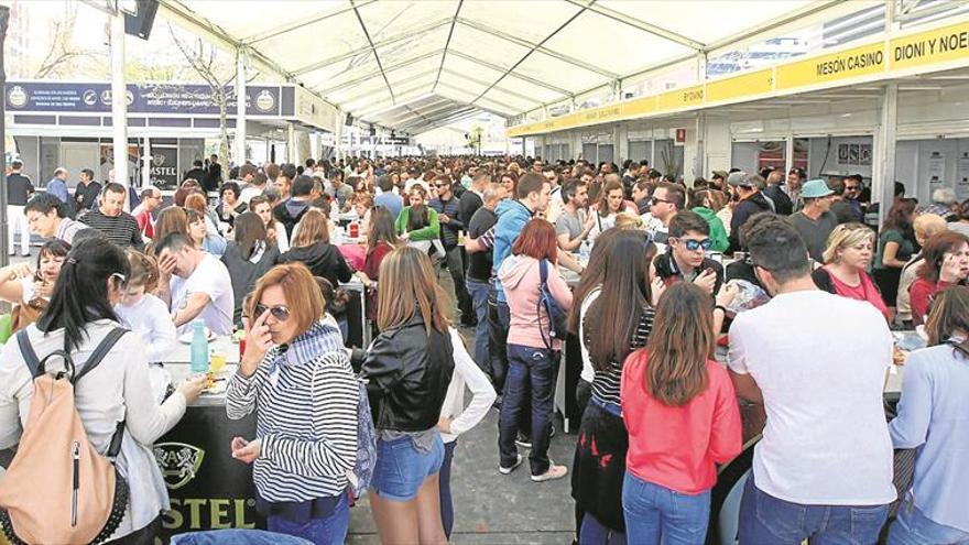 Avalancha de gente tras la mascletà para probar tapas y ‘rubias’