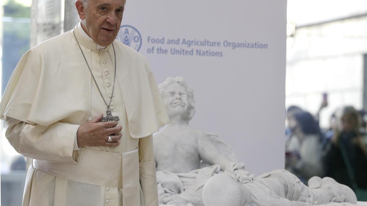 estatua de aylan y el papa en roma