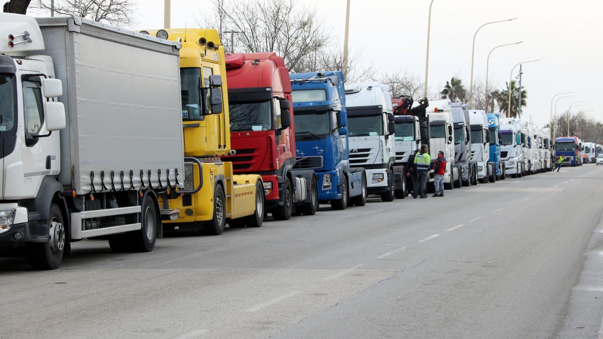 Llarga filera de camions a la Zona Franca per participar a la marxa lenta per les rondes per protestar contra l&#039;escalada de preus