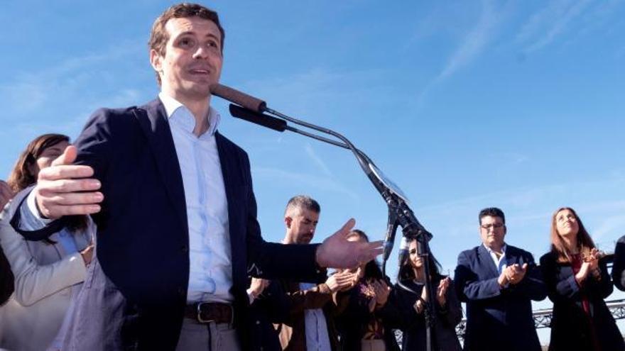 Casado defiende a Cospedal tras el escándalo de sus conversaciones con Villarejo