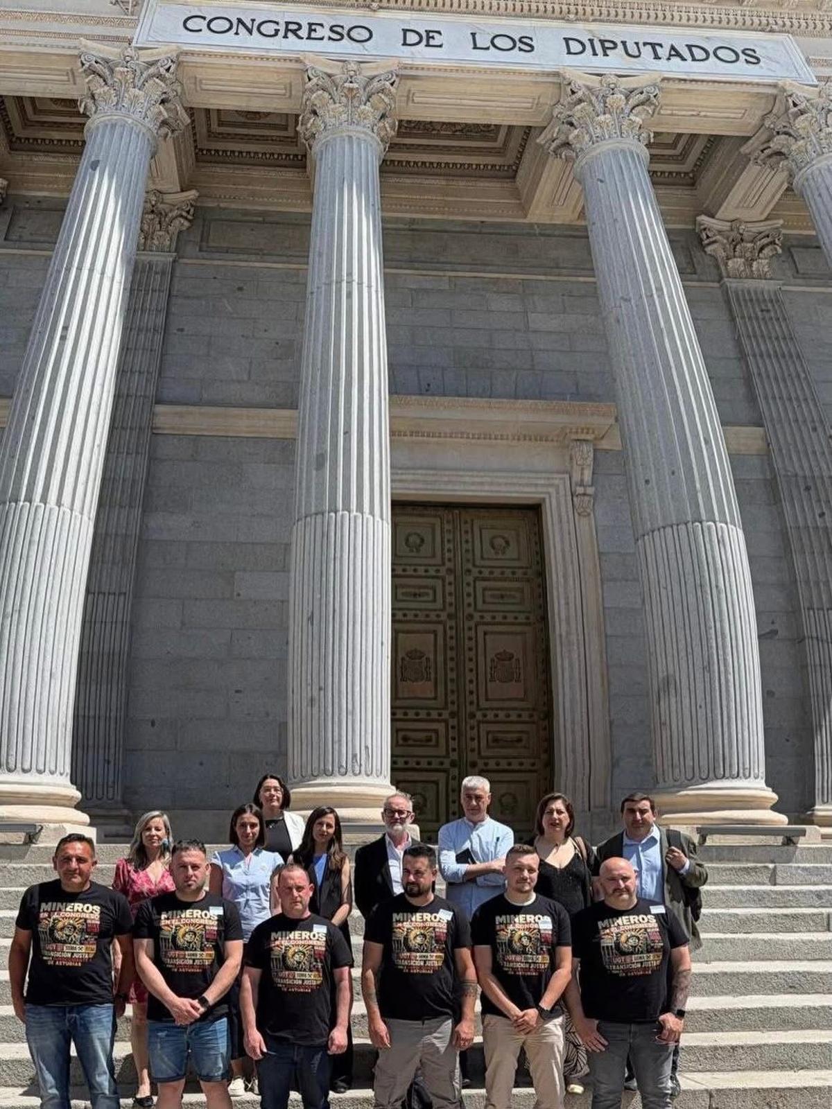 Los mineros con los diputados en la entrada al Congreso de los Diputados.