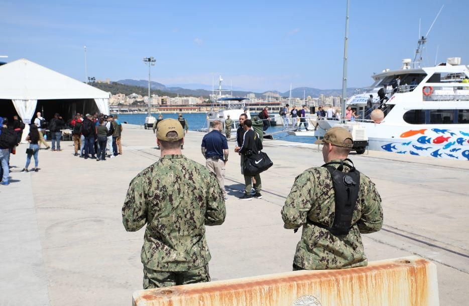 Besuch auf dem Flugzeugträger vor Mallorca