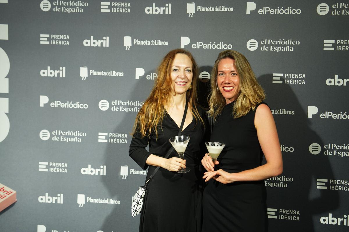 La escritora y periodista, Marta del Riego, y Violeta Serrano, colaboradora del suplemento ‘abril’ de Prensa Ibérica.
