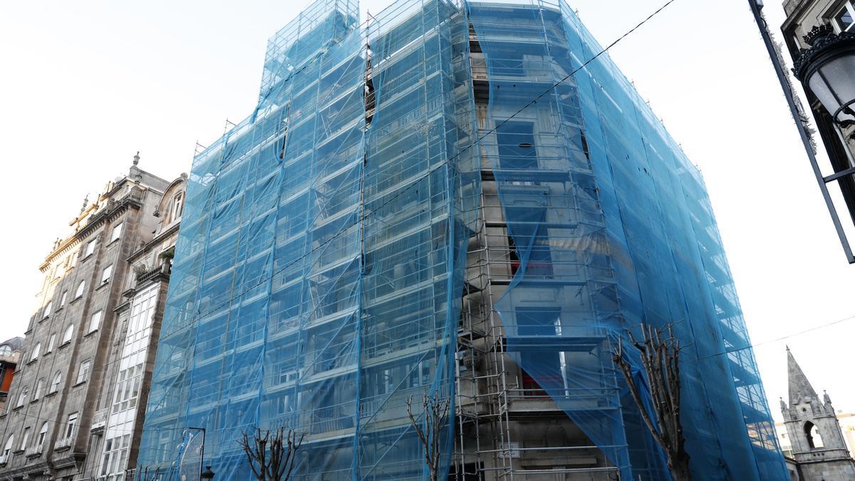 Edificio en obras en la calle Uruguay