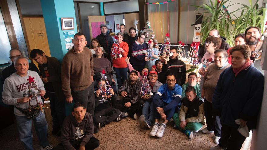 Alumnos de Socoltie decoran la Navidad en Sagunt